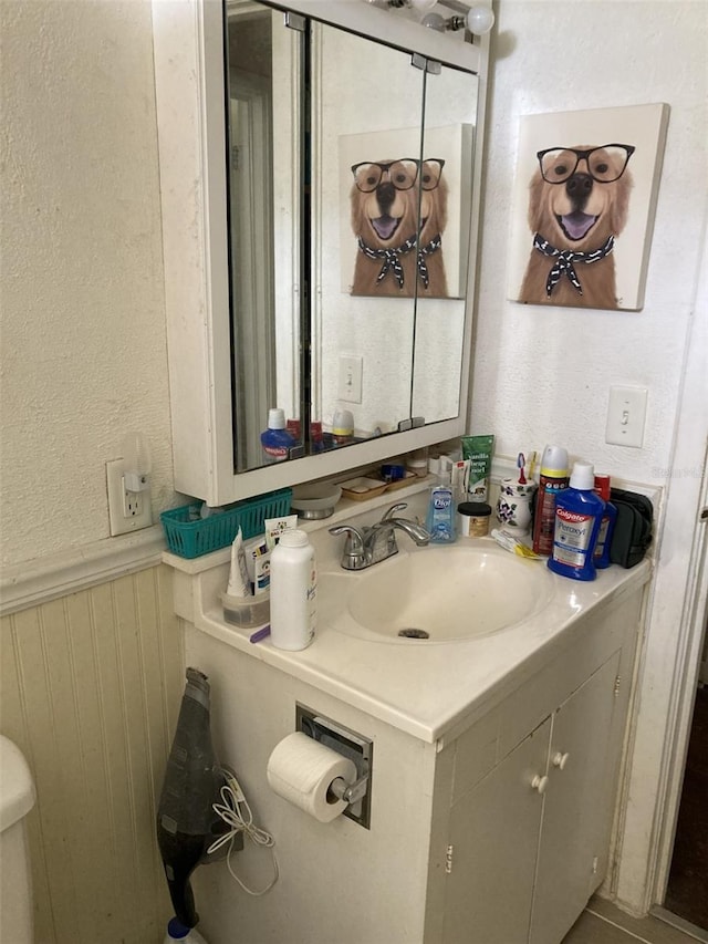 104 22nd Street Ct E, Bradenton, FL 34208 - half bath with vanity, a wainscoted wall, toilet, and a textured wall
