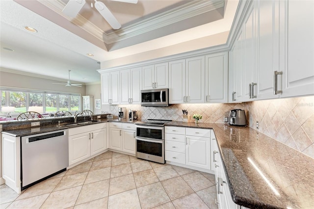 5205 88th St E, Bradenton, FL 34211 - kitchen featuring appliances with stainless steel finishes, a ceiling fan, a sink, crown molding, and a peninsula