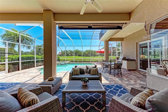 5205 88th St E, Bradenton, FL 34211 - view of patio featuring a ceiling fan, an outdoor hangout area, a pool with connected hot tub, and a lanai