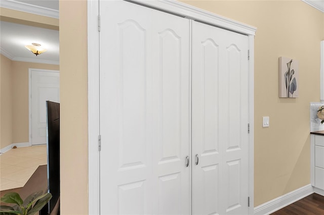 11794 Forest Park Cir, Bradenton, FL 34211 - detailed view of baseboards and crown molding