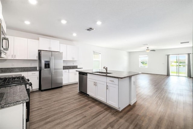 8656 40th Cir E, Palmetto, FL 34221 - kitchen with stainless steel appliances, a sink, healthy amount of natural light, wood finished floors, and recessed lighting