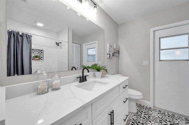 5125 Palm Aire Dr, Sarasota, FL 34243 - full bathroom featuring vanity, toilet, a shower with curtain, baseboards, and tile patterned floors