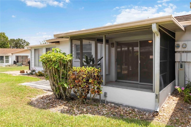 5062 White Oak Ct, Bradenton, FL 34207 - view of side of property with a sunroom and a lawn