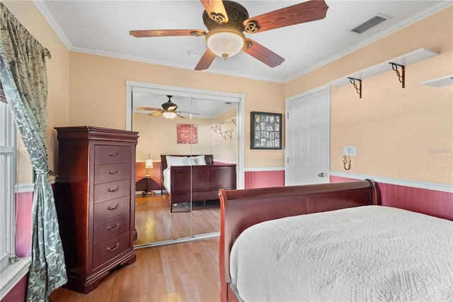 4222 Lanai Dr, Sarasota, FL 34241 - bedroom featuring light wood finished floors, crown molding, ceiling fan, and a closet