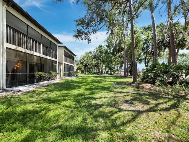 6110 Country Club Way Unit 102, Sarasota, FL 34243 - view of grassy yard