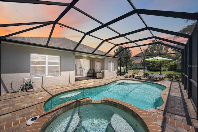 5020 Torrey Pines Run, Bradenton, FL 34211 - pool at dusk with a pool with connected hot tub and a patio
