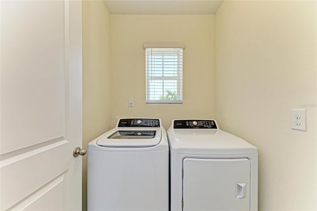 4206 Park Willow Ave, Palmetto, FL 34221 - laundry area with washing machine and clothes dryer