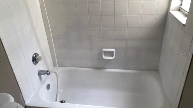 1948 Lake Atriums Cir Unit 132, Orlando, FL 32839 - bathroom with toilet and tub / shower combination