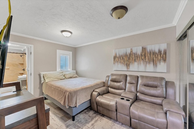 513 25th Ave W, Bradenton, FL 34205 - bedroom featuring wood finished floors, crown molding, and a textured ceiling