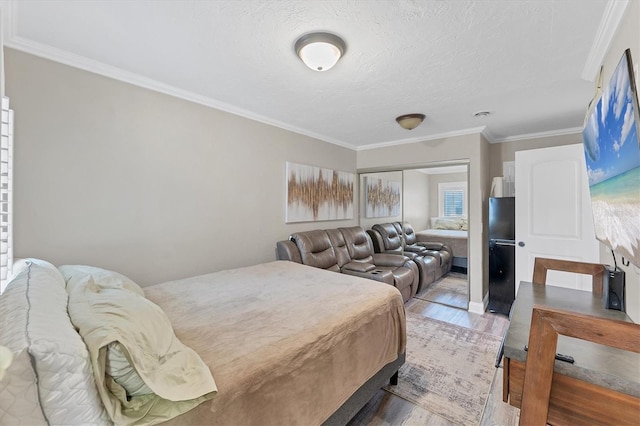 513 25th Ave W, Bradenton, FL 34205 - bedroom with wood finished floors, crown molding, a closet, and a textured ceiling