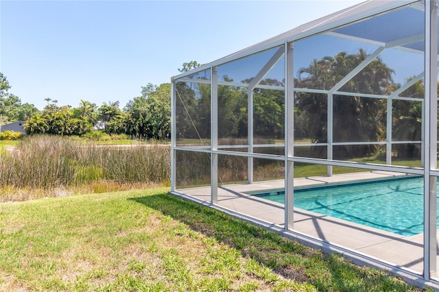 4758 Breezy Pines Blvd, Sarasota, FL 34232 - swimming pool with a lanai and a lawn