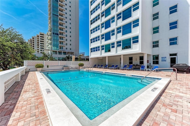 33 S Gulfstream Ave Unit 306, Sarasota, FL 34236 - community pool with a patio and grilling area