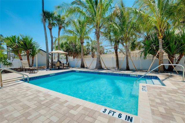 1001 Point Of Rocks Rd Unit 207, Sarasota, FL 34242 - community pool with a patio, outdoor dining space, and a fenced backyard