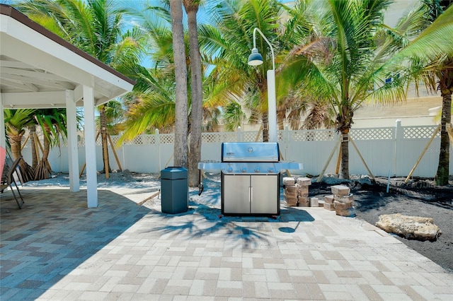 1001 Point Of Rocks Rd Unit 207, Sarasota, FL 34242 - fenced backyard with a patio and grilling area