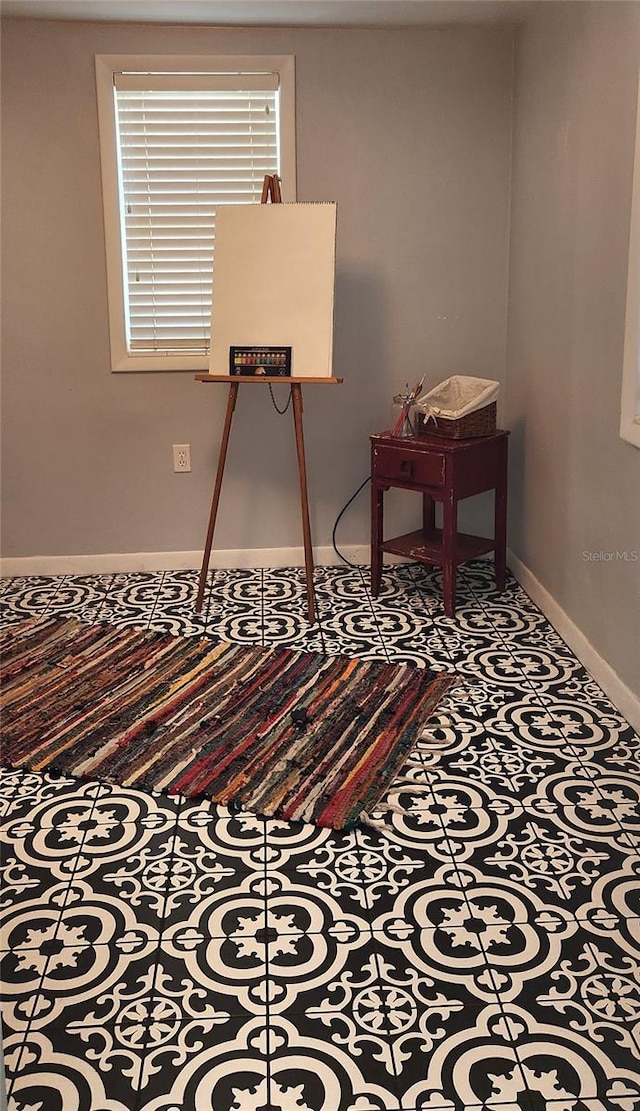 219 24th St W, Bradenton, FL 34205 - sitting room with baseboards
