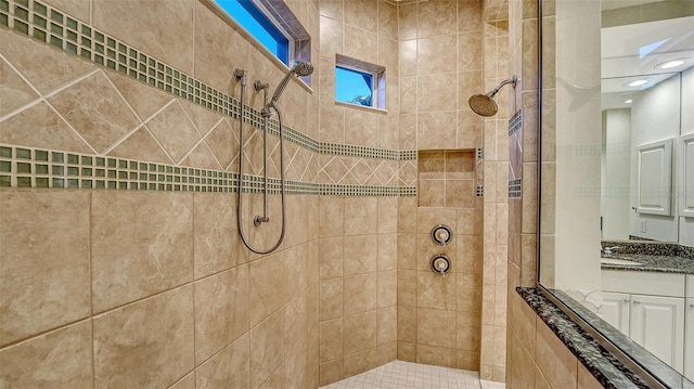 6914 Dominion Ln, Lakewood Ranch, FL 34202 - full bath with tiled shower and vanity