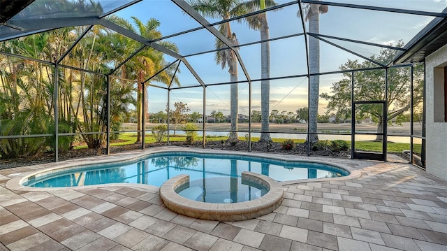 6914 Dominion Ln, Lakewood Ranch, FL 34202 - view of pool with a patio, a lanai, a pool with connected hot tub, and a water view