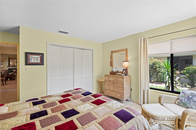 4109 Carriage Dr Unit 23, Sarasota, FL 34241 - tiled bedroom featuring a closet and a textured ceiling