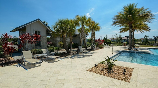 11603 Bluebird Pl, Lakewood Ranch, FL 34211 - community pool with a patio