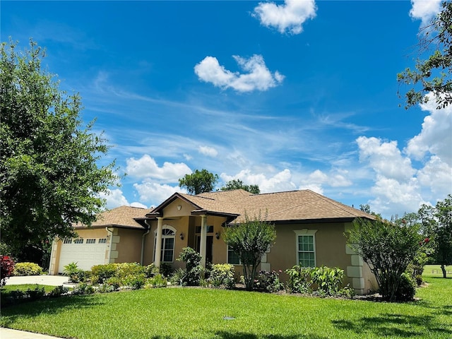 3192 Oaks Bnd, Bowling Green, FL 33834 - single story home featuring stucco siding, a garage, a front yard, and concrete driveway