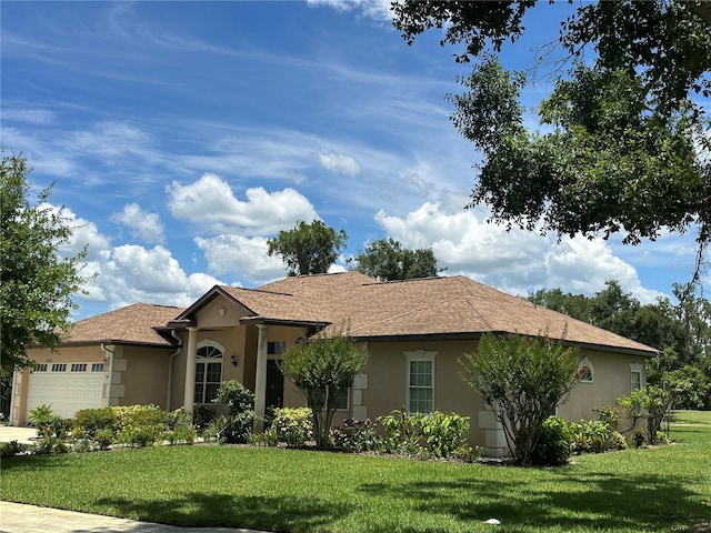 3192 Oaks Bnd, Bowling Green, FL 33834 - single story home featuring stucco siding, an attached garage, and a front lawn