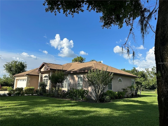 3192 Oaks Bnd, Bowling Green, FL 33834 - view of side of property with stucco siding, a garage, and a lawn