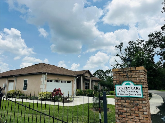 3192 Oaks Bnd, Bowling Green, FL 33834 - view of front of house featuring stucco siding, an attached garage, and driveway