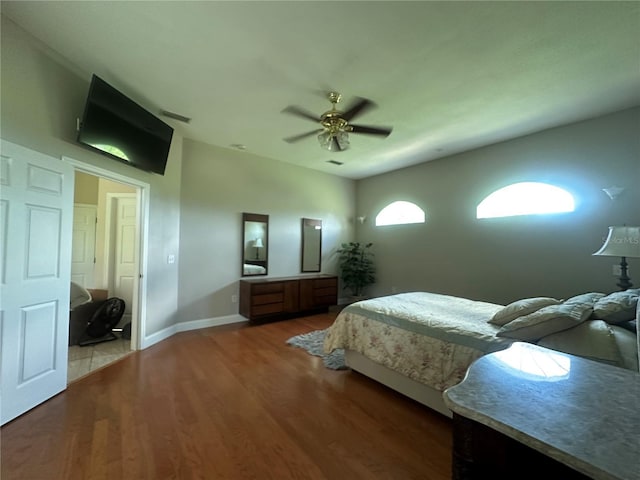 3192 Oaks Bnd, Bowling Green, FL 33834 - bedroom with wood finished floors and ceiling fan