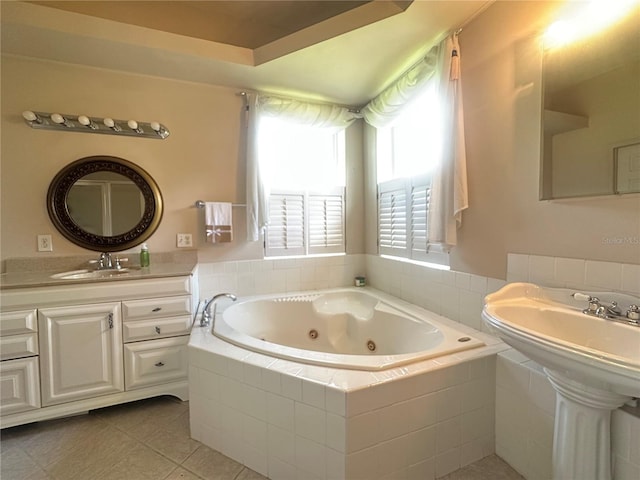 3192 Oaks Bnd, Bowling Green, FL 33834 - full bath featuring a whirlpool tub and tile patterned flooring