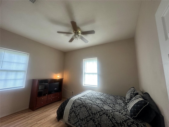 3192 Oaks Bnd, Bowling Green, FL 33834 - bedroom with light wood-style flooring and ceiling fan