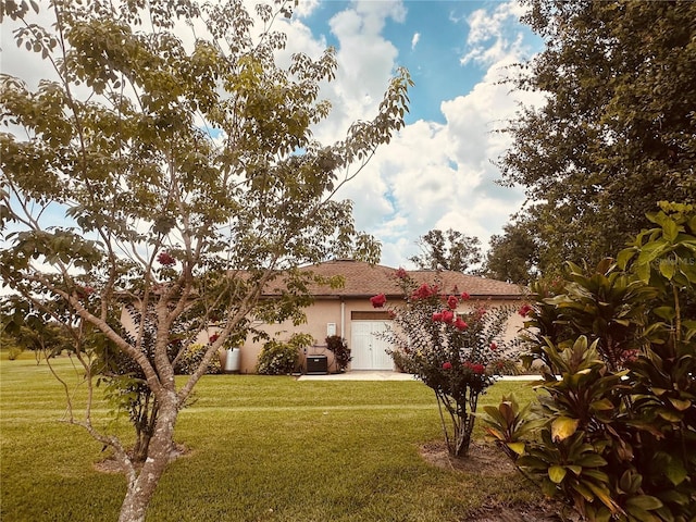 3192 Oaks Bnd, Bowling Green, FL 33834 - view of front facade featuring a front lawn and stucco siding