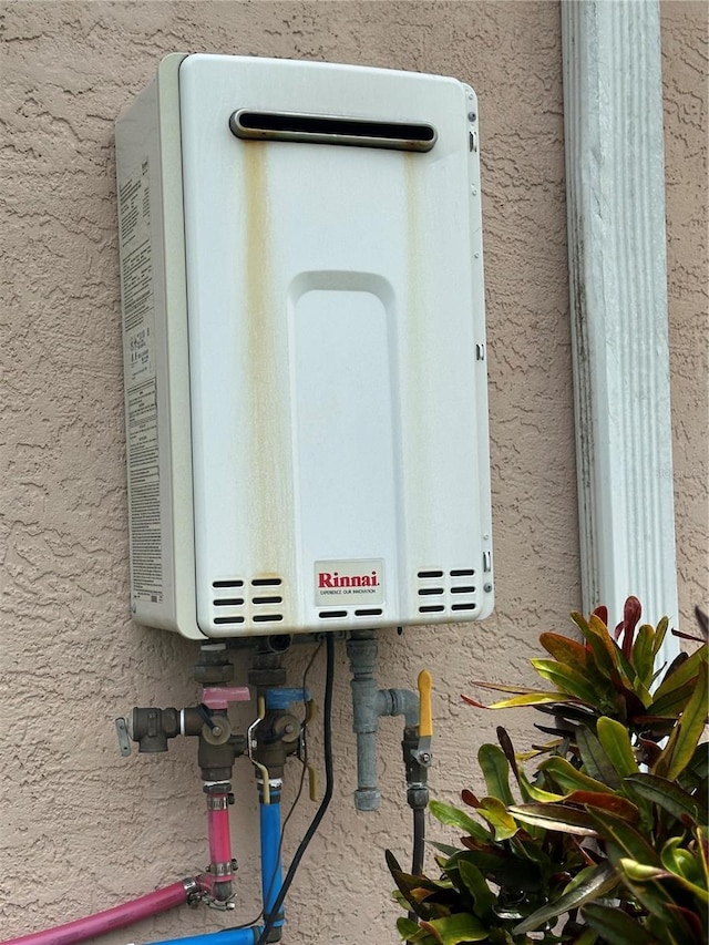 3192 Oaks Bnd, Bowling Green, FL 33834 - exterior view of tankless water heater and stucco siding