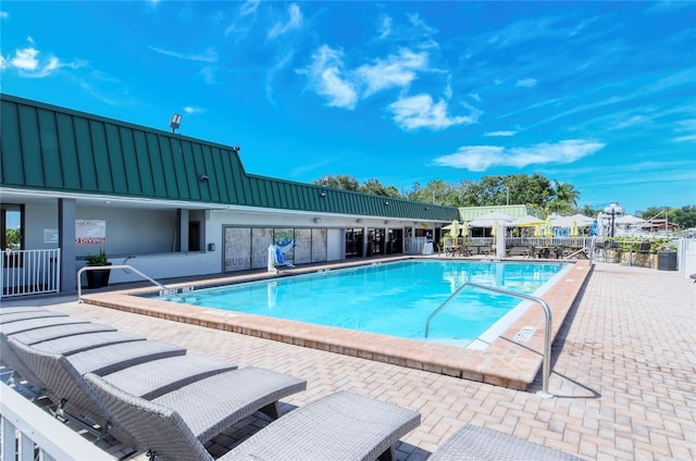 7150 N Tamiami Trl Unit C100, Sarasota, FL 34243 - community pool with a patio area