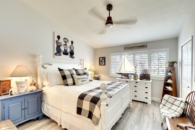 4727 Sabal Key Dr Unit 4727, Bradenton, FL 34203 - bedroom with a textured ceiling, light wood-style floors, a closet, and ceiling fan