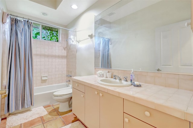 3388 Highlands Bridge Rd, Sarasota, FL 34235 - full bath featuring shower / bath combo, vanity, toilet, recessed lighting, and tasteful backsplash