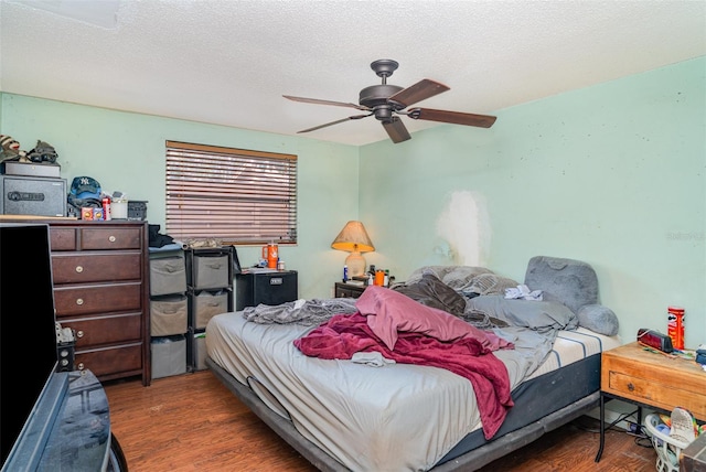 3921 Marlborough Pl, Sarasota, FL 34241 - bedroom featuring wood finished floors, a ceiling fan, and a textured ceiling
