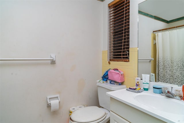 3921 Marlborough Pl, Sarasota, FL 34241 - full bath featuring toilet, vanity, and a shower with shower curtain