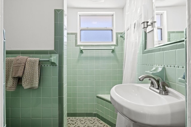 1324 Augusta Ln S, Saint Petersburg, FL 33707 - full bath featuring tile walls, a sink, tiled shower, and a wainscoted wall