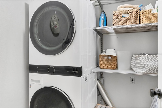 4844 14th Ave E, Bradenton, FL 34208 - laundry area featuring stacked washing machine and dryer