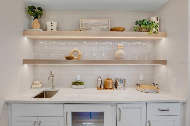 135 Avenida Veneccia, Sarasota, FL 34242 - bar featuring decorative backsplash and wine cooler