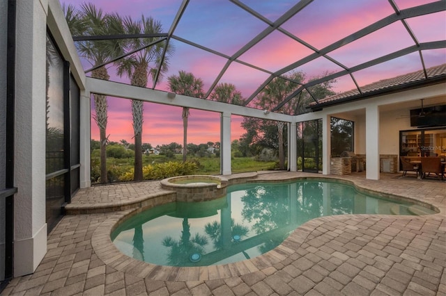 8312 Catamaran Cir, Lakewood Ranch, FL 34202 - view of pool featuring a patio area, a pool with connected hot tub, a lanai, and an outdoor kitchen