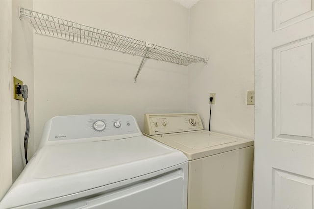 933 Sunridge Way Unit B5, Sarasota, FL 34234 - laundry area with washing machine and dryer