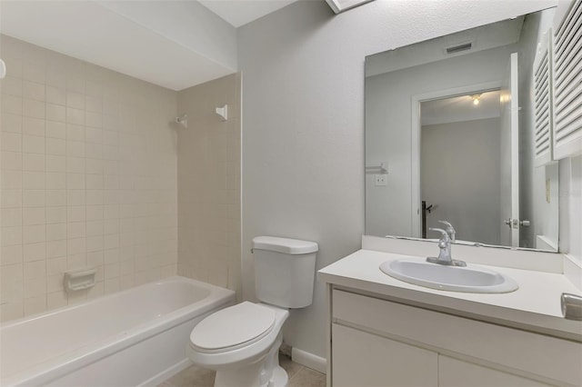 935 Sunridge Way Unit B4, Sarasota, FL 34234 - full bath featuring vanity, washtub / shower combination, and tile patterned flooring