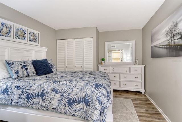 2055 Gulf Of Mexico Dr Unit G2-108, Longboat Key, FL 34228 - bedroom with wood finished floors and a closet