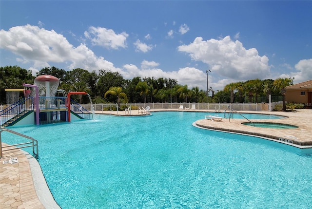 12520 Natureview Cir, Bradenton, FL 34212 - community pool with a community hot tub and view of wooded area