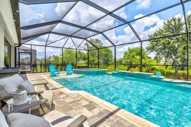 17547 Cantarina Cv, Bradenton, FL 34211 - outdoor pool featuring a hot tub, a patio, and glass enclosure