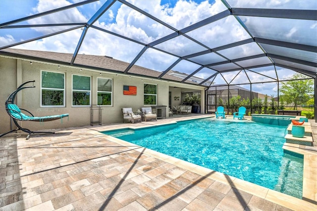 17547 Cantarina Cv, Bradenton, FL 34211 - outdoor pool featuring a patio, a hot tub, an outdoor living space, and a lanai