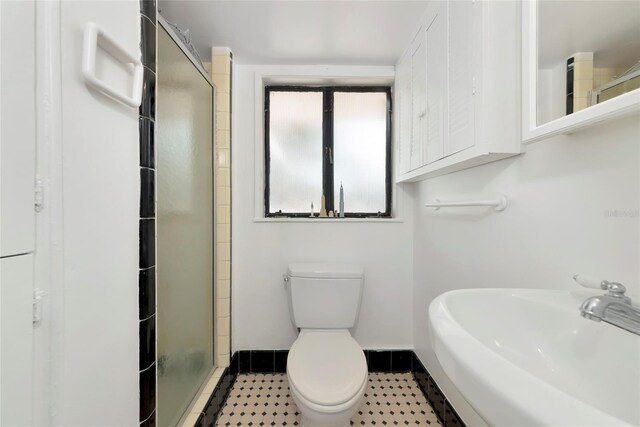 326 25th St W, Bradenton, FL 34205 - full bath with baseboards, a sink, toilet, and a shower with shower door