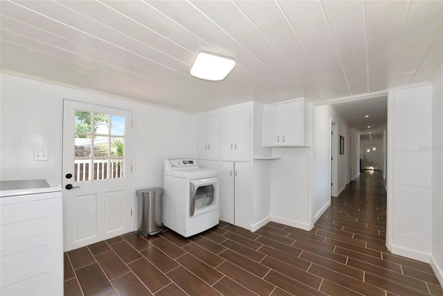 326 25th St W, Bradenton, FL 34205 - washroom with washer / dryer, dark wood finished floors, cabinet space, and baseboards