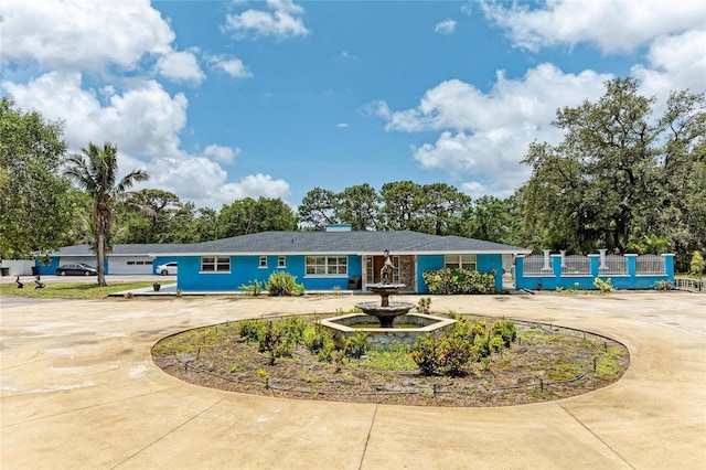 2726 Desoto Rd, Sarasota, FL 34234 - view of front facade featuring curved driveway